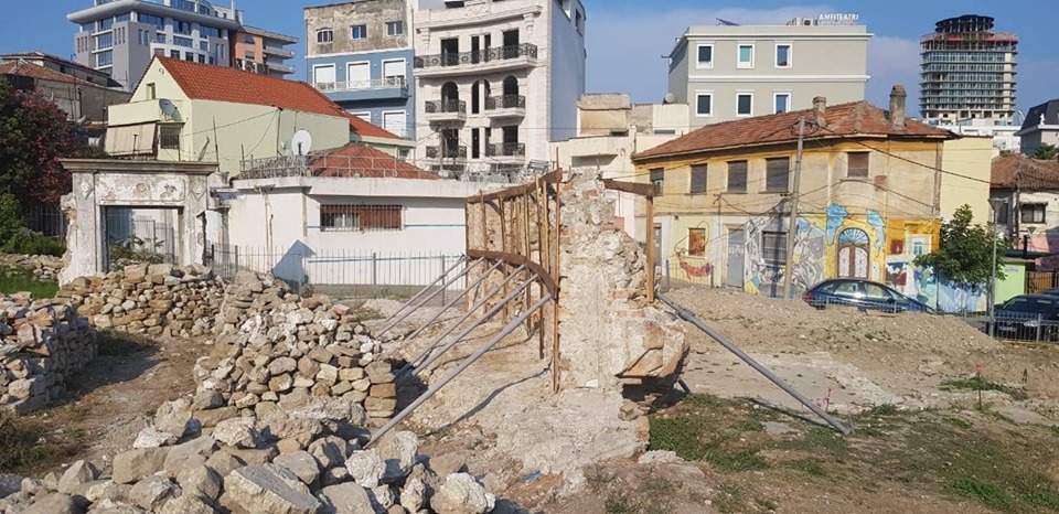 Durrës, pajandohen disa mure të Amfiteatrit (FOTO)