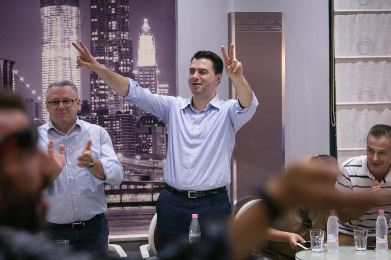 Lulzim Basha: Vendimet e qeverisë mbushin xhepat e Olsi Ramës