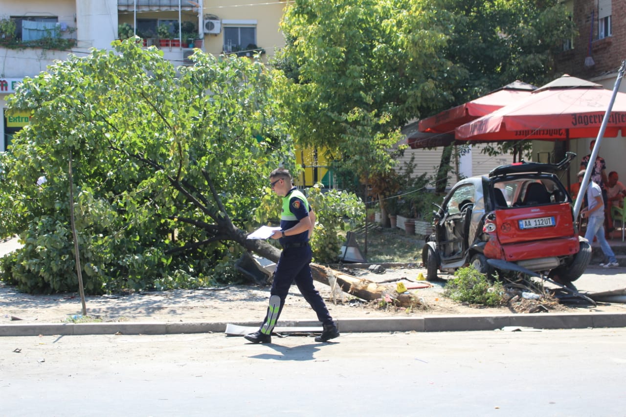 Përplasen 4 automjete, njëri përfundon në lokal (FOTO)
