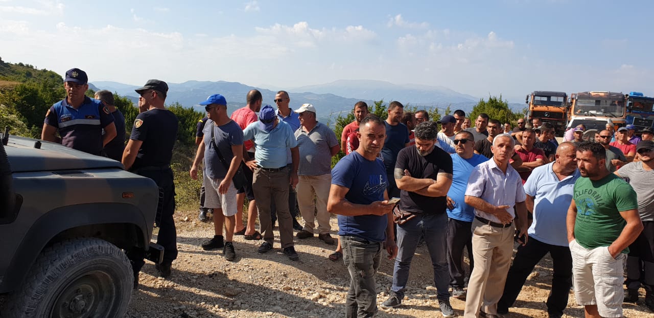 Duan të shfrytëzojnë guroret në malin e Tomorrit, firmat përplasje me policinë
