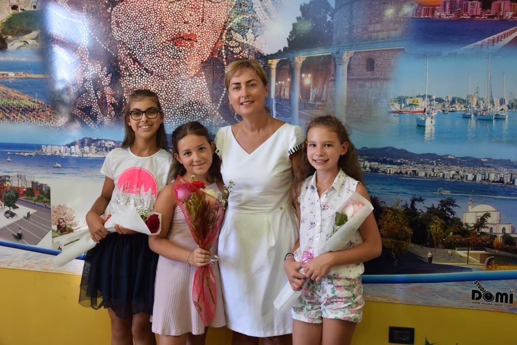 Kryebashkiakja Sako takohet me 3 nxënëse për t’u njohur me idetë e tyre për zhvillimin e qytetit (FOTO)