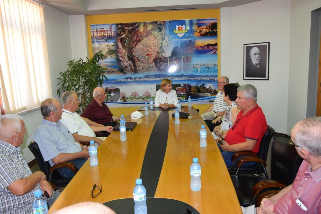 Kryebashkiakja Valbona Sako takohet me përfaqësues të shoqatës “Durrësi” (FOTO)