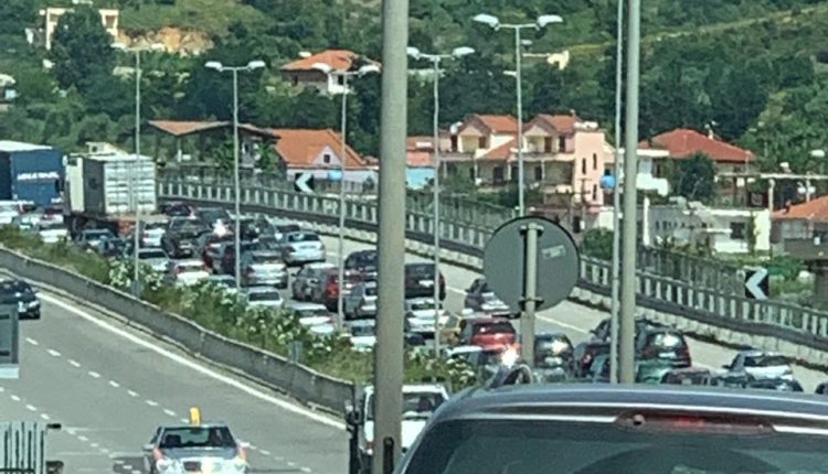 Radhë kilometrike në autostradën Tiranë-Durrës, edhe një makinë e përmbysur