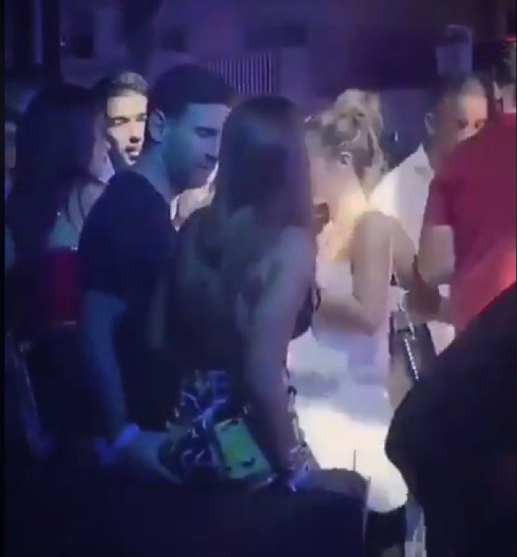 Mesi nuk përmbahet, i fut duart në publik bashkëshortes (VIDEO)