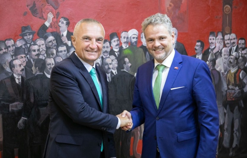 Largimi nga Tirana, Meta pret ambasadorin austriak