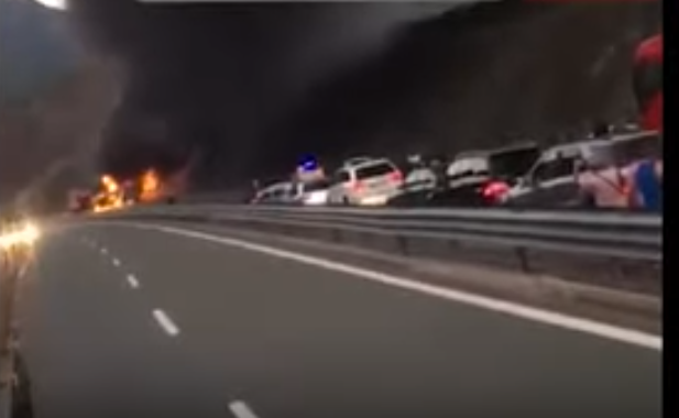 Përfshihet nga flakët autobusi në Rrugën e Kombit