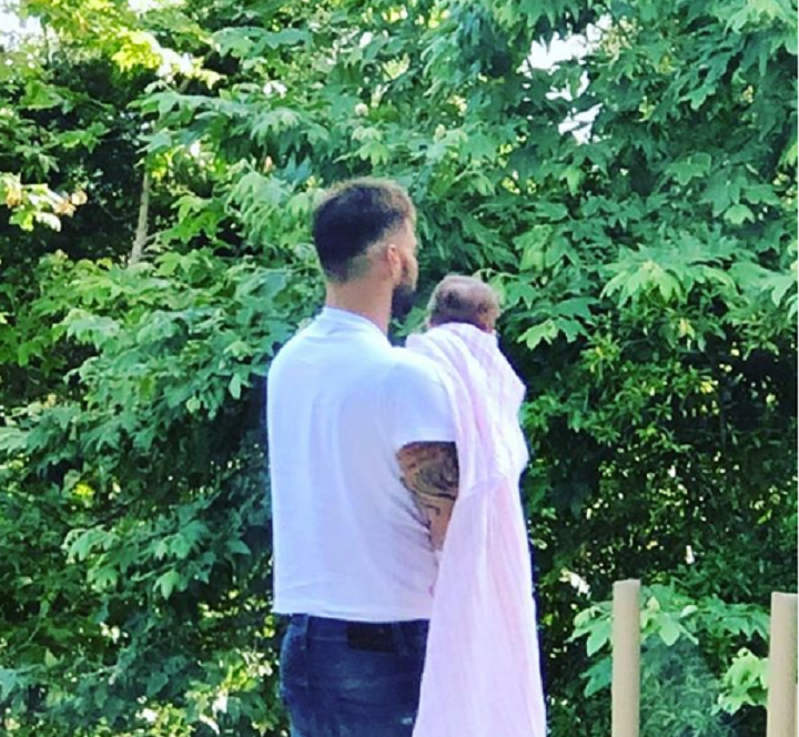 Këngëtari i njohur prezanton për herë të parë të bijën (FOTO)