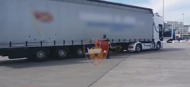 Si u zbulua droga në portin e Durrësit, një në pranga, tjetri në kërkim (VIDEO)