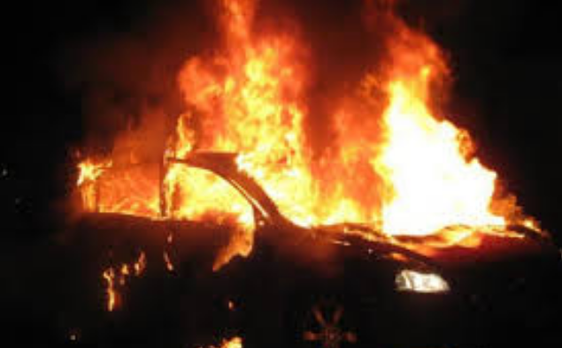 Një makinë në flakë, dyshohet se ka lidhje me atentatin me armë zjarri