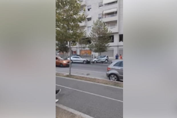 Durrës, automjeti humb kontrollin dhe përplaset me makinën e parkuar (VIDEO)