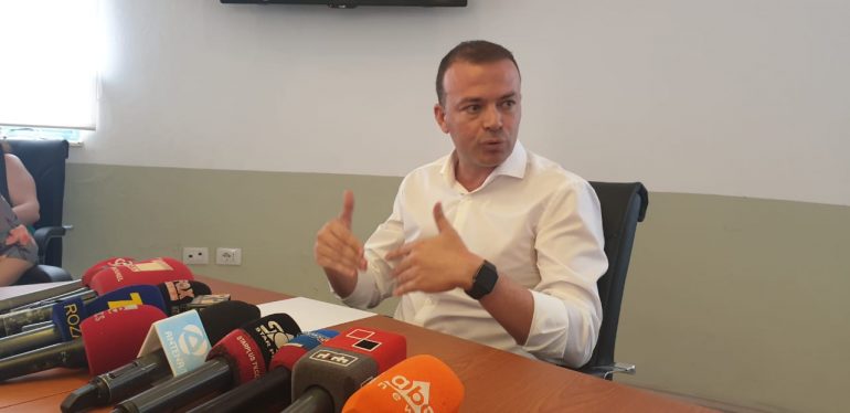 Traktet e shpërndara natën, Valdrin Pjetri: Duan të heqin vëmendjen nga abuzimet