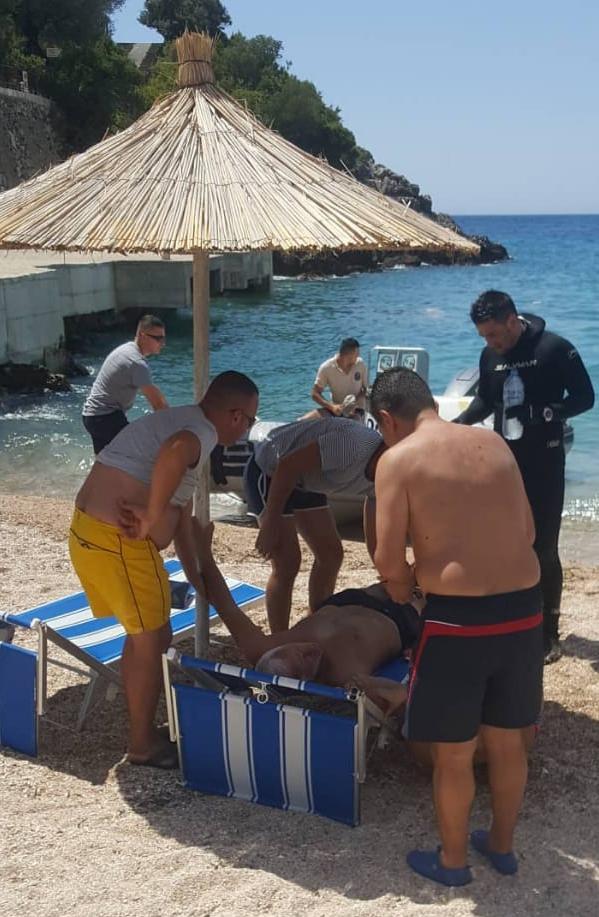 Polumbarët e Forcës Detare i shpëtojnë jetën pushuesit 55-vjeçar