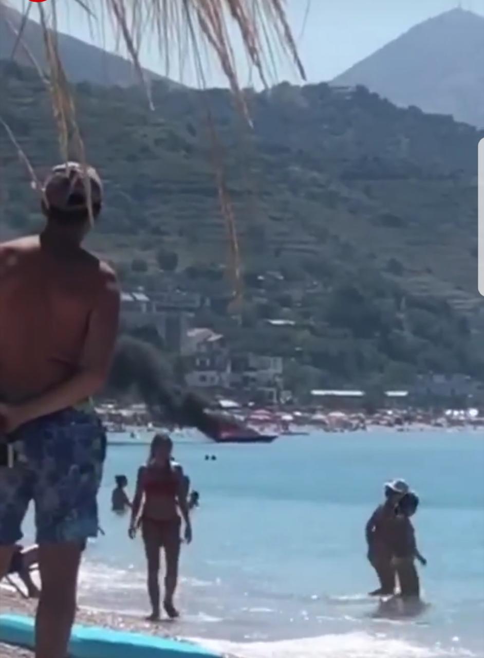 Skafi merr flakë në mes të detit, panik te pushuesit