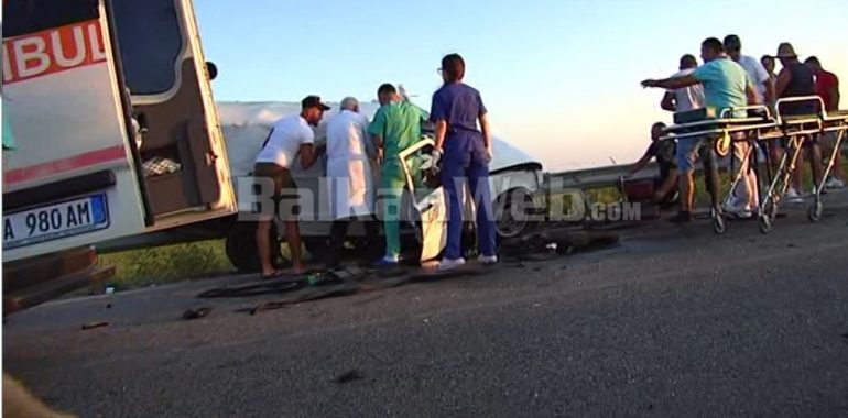 Përplasen dy makina, 4 të plagosur, mes tyre një fëmijë