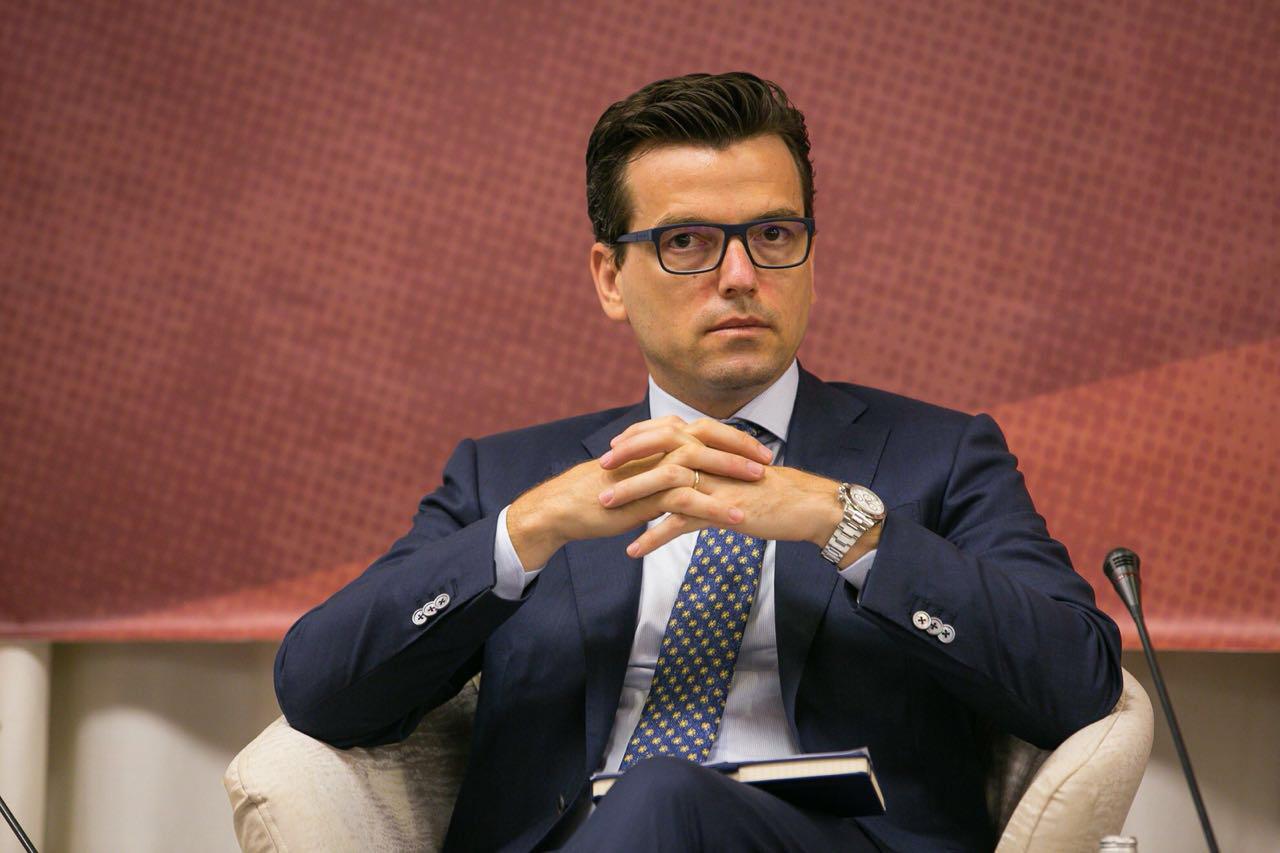 Ish-deputeti rendit efektet e frikshme që do sjellë rënia e euros