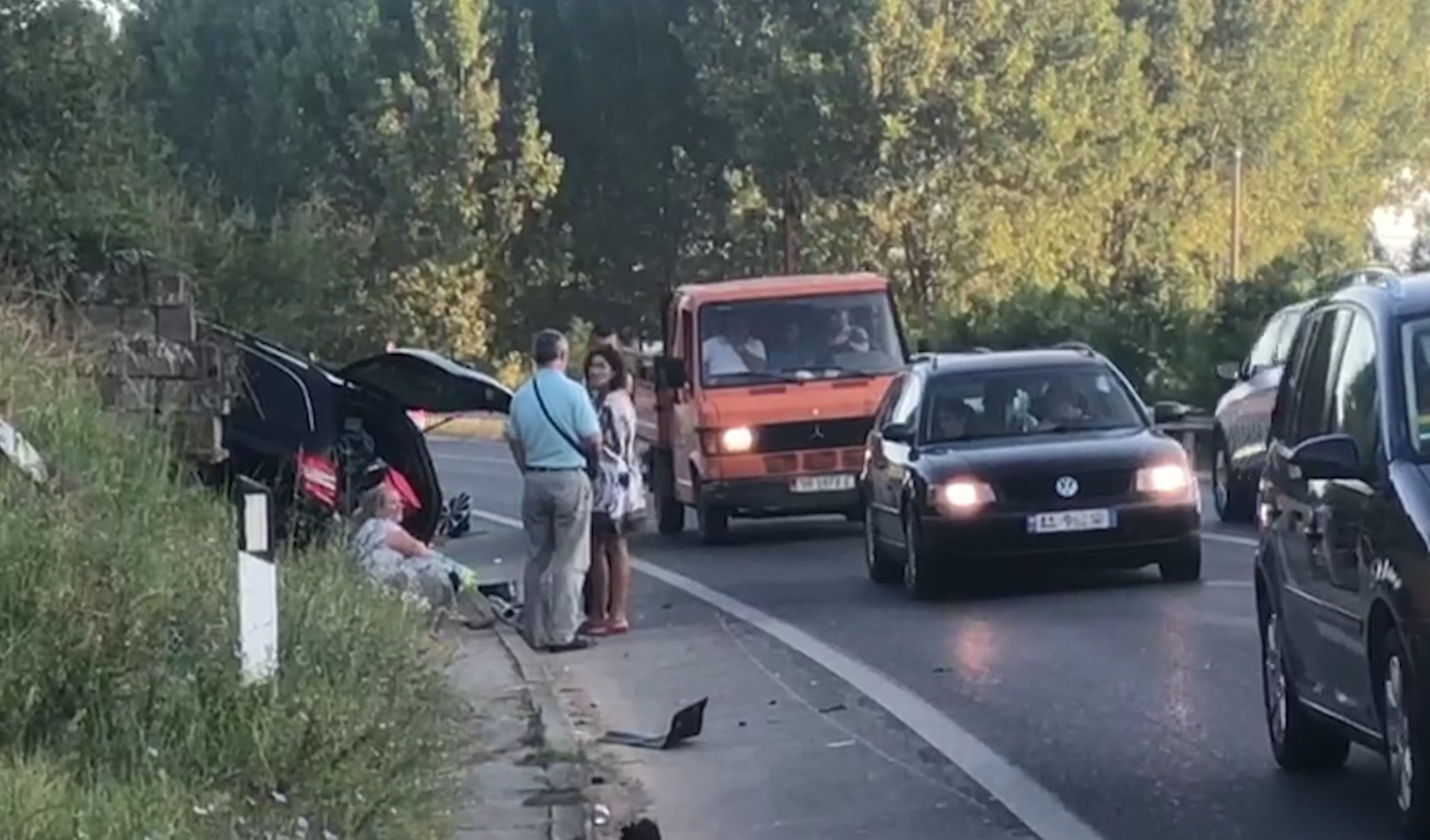 Përplasen 3 makina, 4 të plagosur