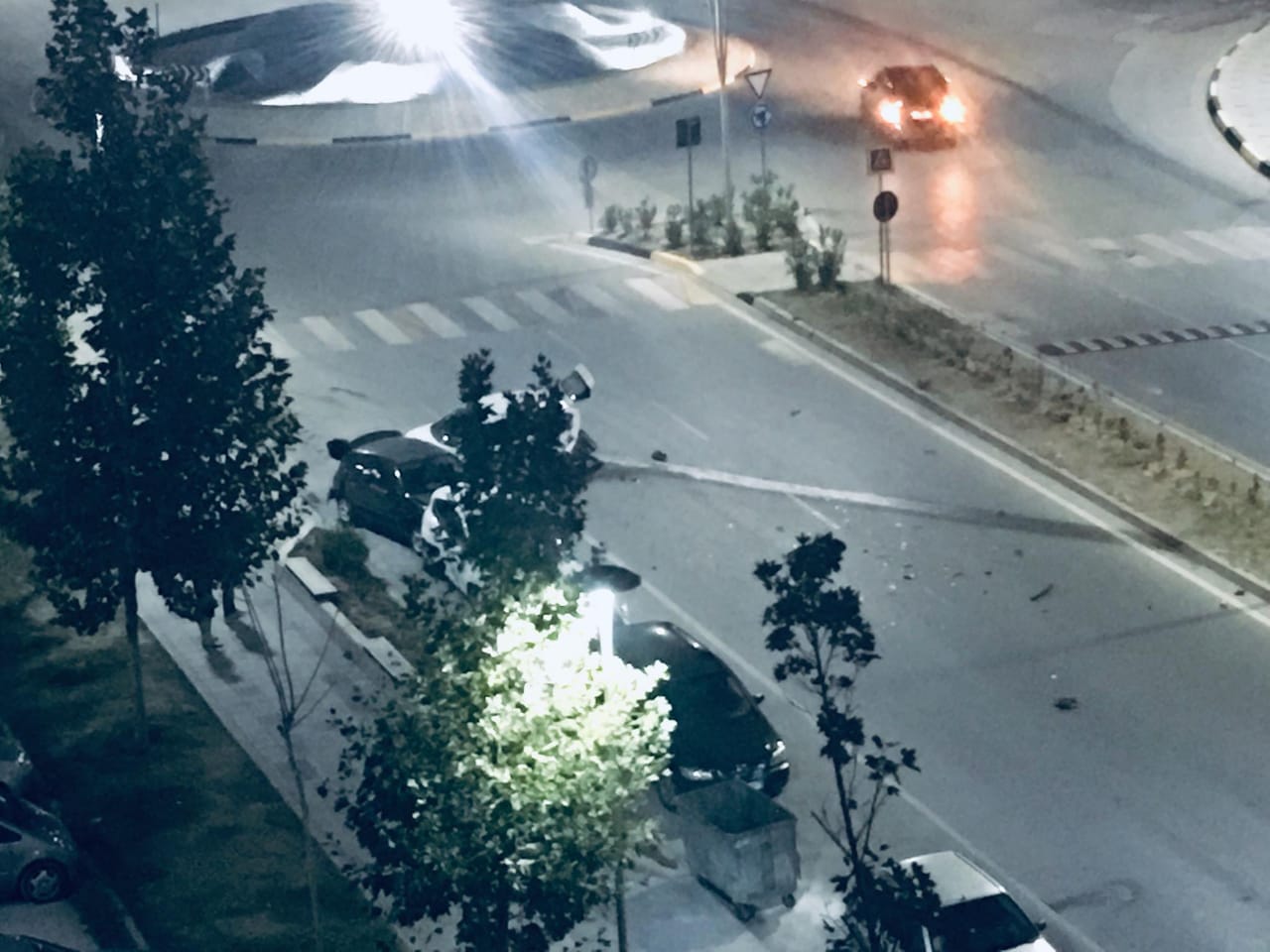 Makina kalon mbi rrethrrotullim e përplas të tjera, përfundon në oborrin e gjykatës