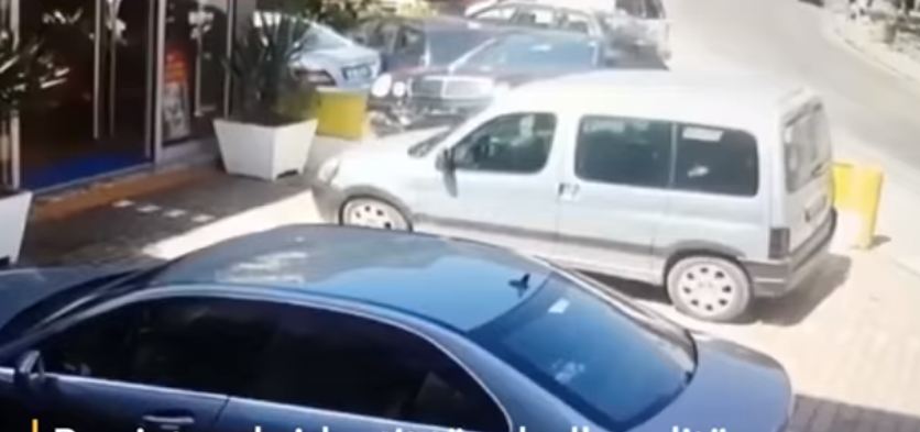 Si i mori përpara 4 automjete shoferi që humbi kontrollin, dalin pamjet (VIDEO)