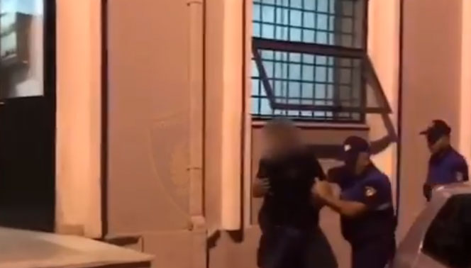 Në lokal në Tiranë me pistoletën e mbushur në çantë, si u kap 23-vjeçari (VIDEO)