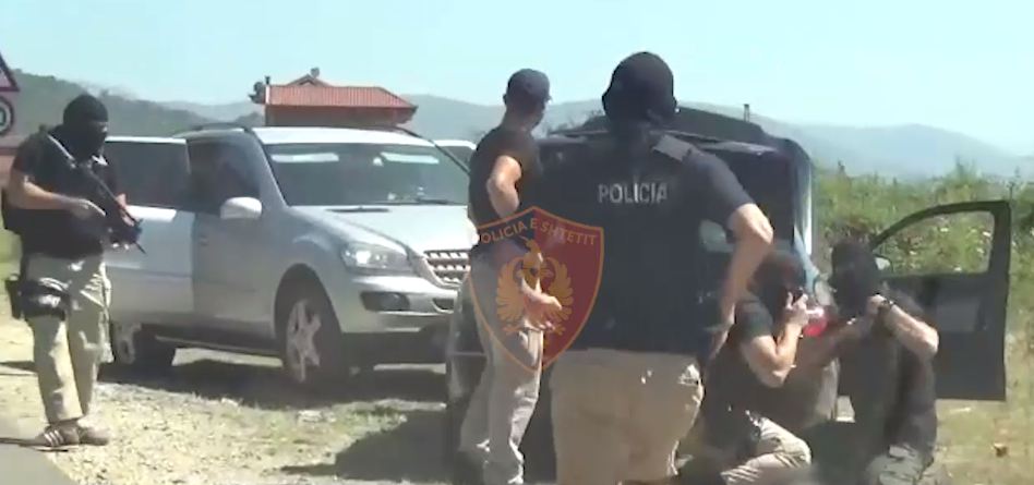 19 pistoleta, 400 fishekë dhe 1.6 kg tritol. Arrestohet 51-vjeçari