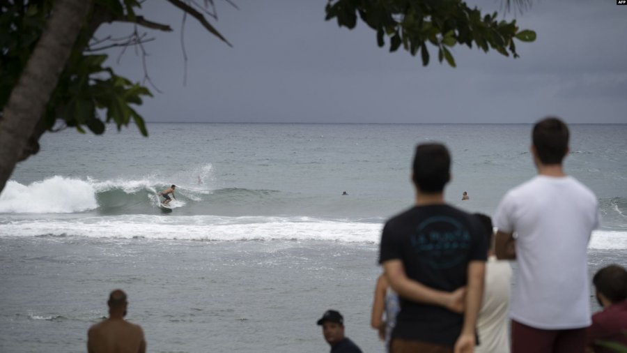 Stuhia e fuqishme kërcënon Floridën, Trump anulon vizitën në Poloni