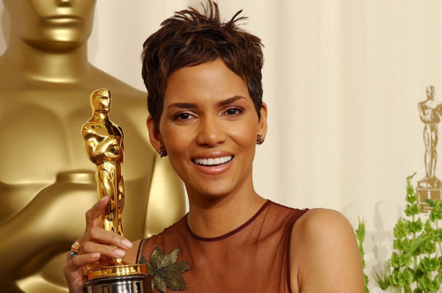 Halle Berry shfaqet sensuale me bluzë të lagur (FOTO)