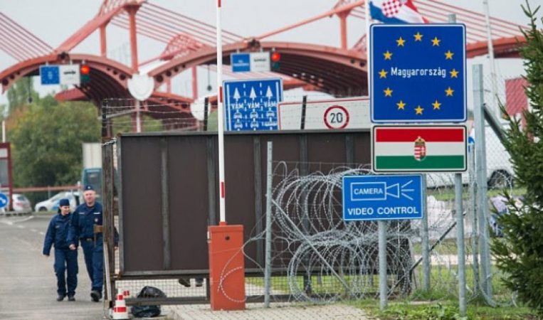 Sllovenia vendos gardhe shtesë në kufirin me Kroacinë