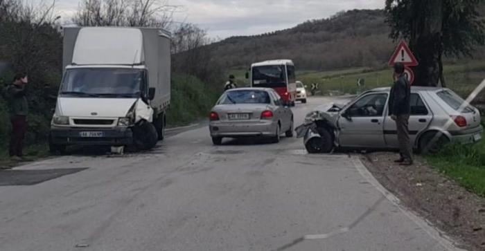 Përplaset furgoni me makinën, disa të plagosur