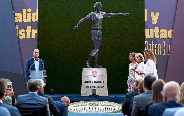 Barcelona nderon me statujë bronzi legjendën Cruyff
