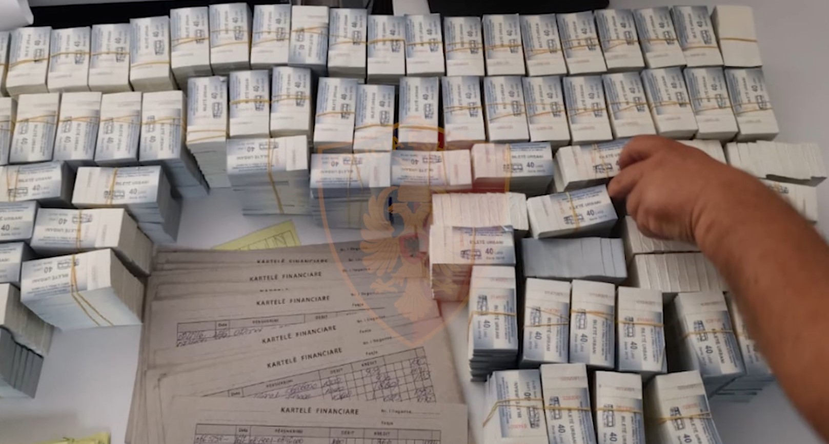 Mashtrimi me biletat e urbanëve, lirohen 6 nga 8 të arrestuarit