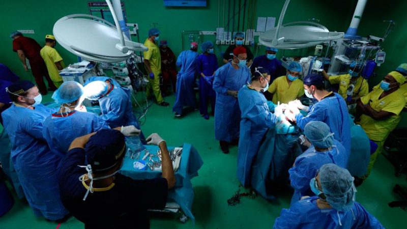 Kirurgët ndajnë binjaket që ishin të bashkuar në kokë