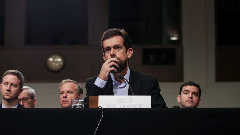 Hakerohet llogaria e shefit të Twitter-it, shpërthejnë sharjet raciste