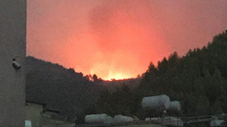 Zjarr i madh në afërsi të puseve të naftës në Delvinë, forcat greke nisen drejt Shqipërisë