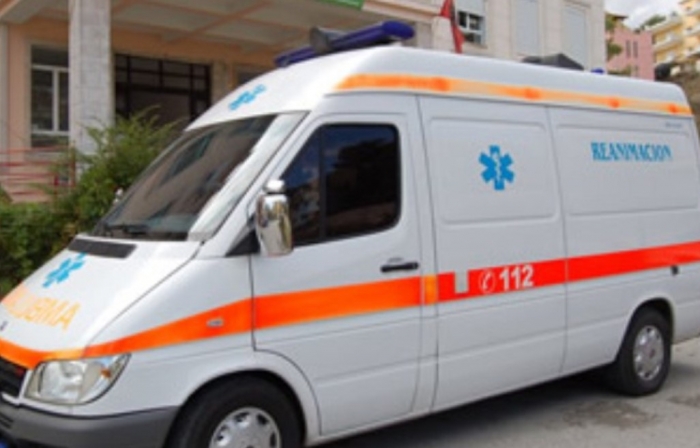 Automjeti përplas dy fëmijë, që po kalonin rrugën