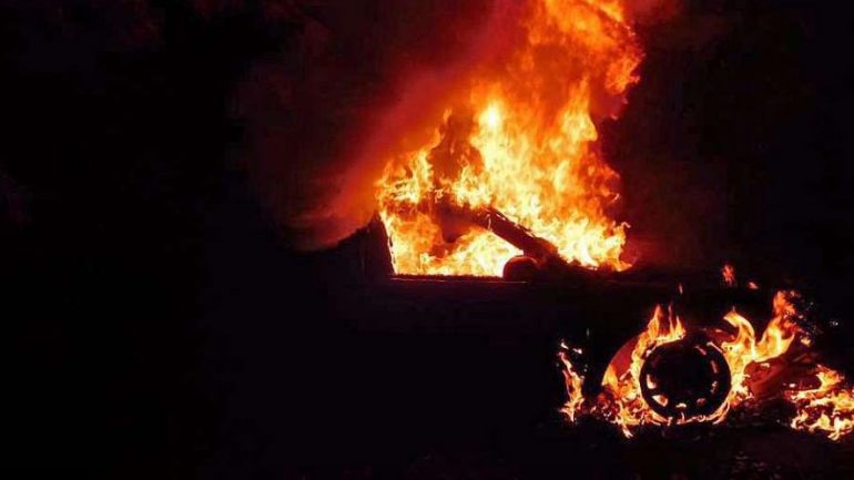 Durrës, digjet makina në mesnatë, 3 persona në spital