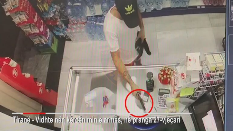 “Maskimi” prangos të riun që vidhte nën kërcënimin e armës (VIDEO)