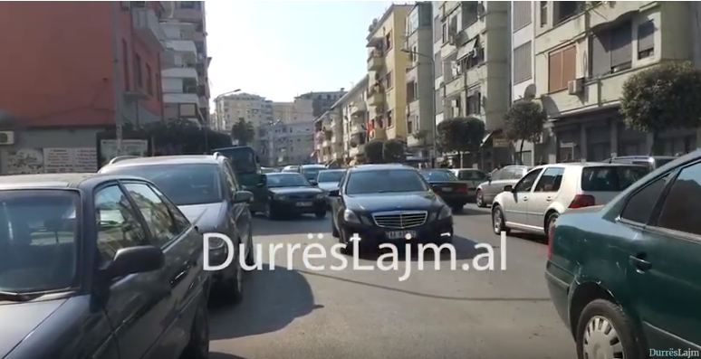 Sezoni turistik dhe emigrantët rëndojnë trafikun në Durrës (VIDEO)