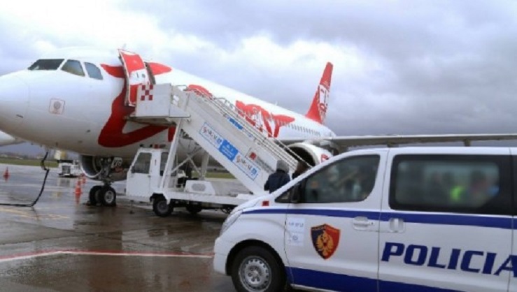 EMRI/ I dënuar me 25 vite burg, ekstradohet vrasësi i shpallur në kërkim (FOTO)