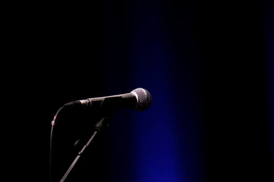 “Nuk di të këndojë”, këngëtares shqiptare i ndalohet hyrja në Zvicër