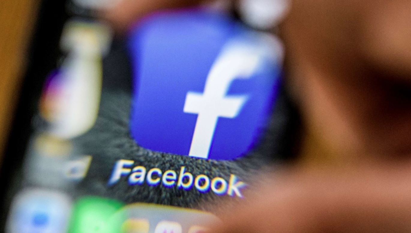 Bloomberg: &#8220;Facebook&#8221; ka paguar kontraktues për të transkriptuar mesazhet