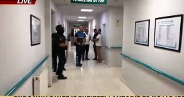 Panik në Fier, të shtëna me armë zjarri pranë urgjencës së spitalit, disa të plagosur