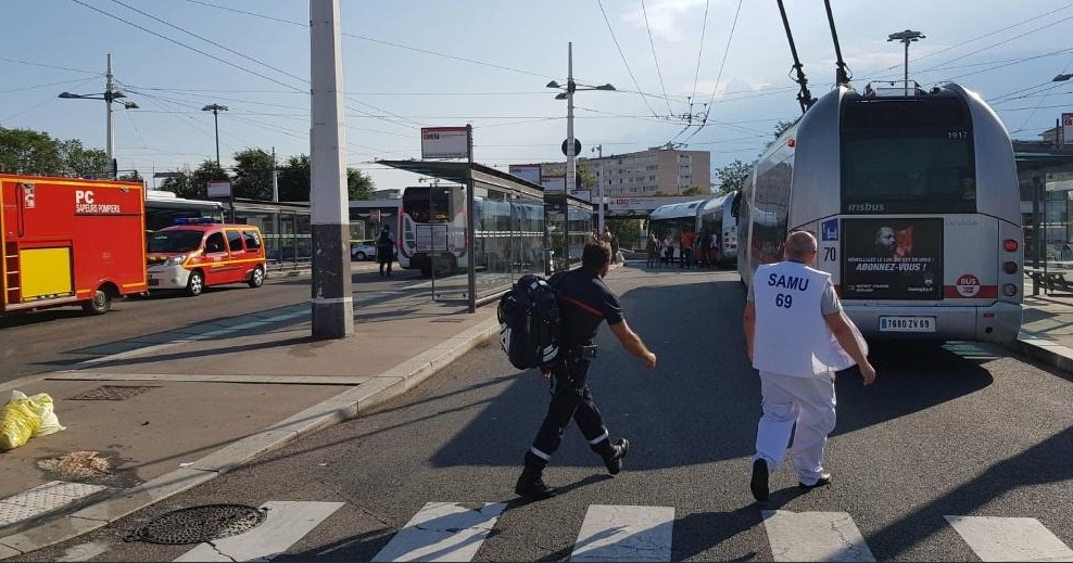 Sulm me thikë në Francë, 1 i vrarë dhe 7 të plagosur