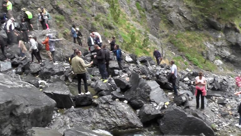 Shkëputet guri dhe i bie në këmbë, plagoset alpinistja në Valbonë
