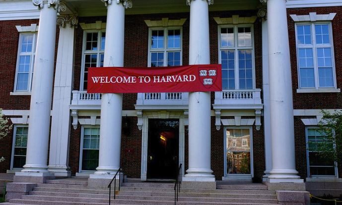 I shuhet ëndrra për të studiuar në Universitetin e Harvardit për shkak të postimeve të miqve