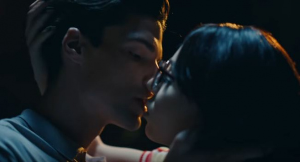 Këngëtarja shqiptare i jep “puthjen e vdekjes” të dashurit tradhtar