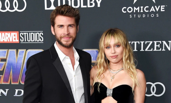 Liam Hemsworth nis procedurat e divorcit