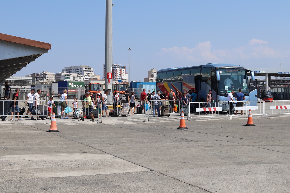 1 – 24 gusht, mbi 221 mijë udhëtarë dhe 53 mijë autovetura me tragete