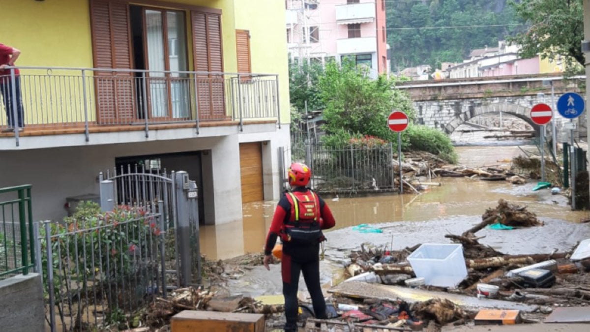 Përmbytet veriu i Italisë, 80 të evakuuar nga rrëshqitjet e tokës