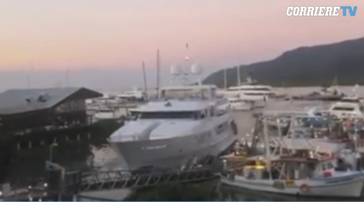 Jahti luksoz përplaset në mol