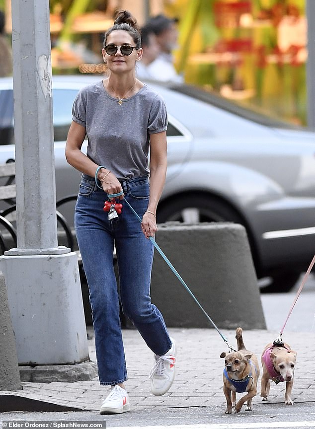 Pas ndarjes, Katie Holmes fotografohet e buzëqeshur